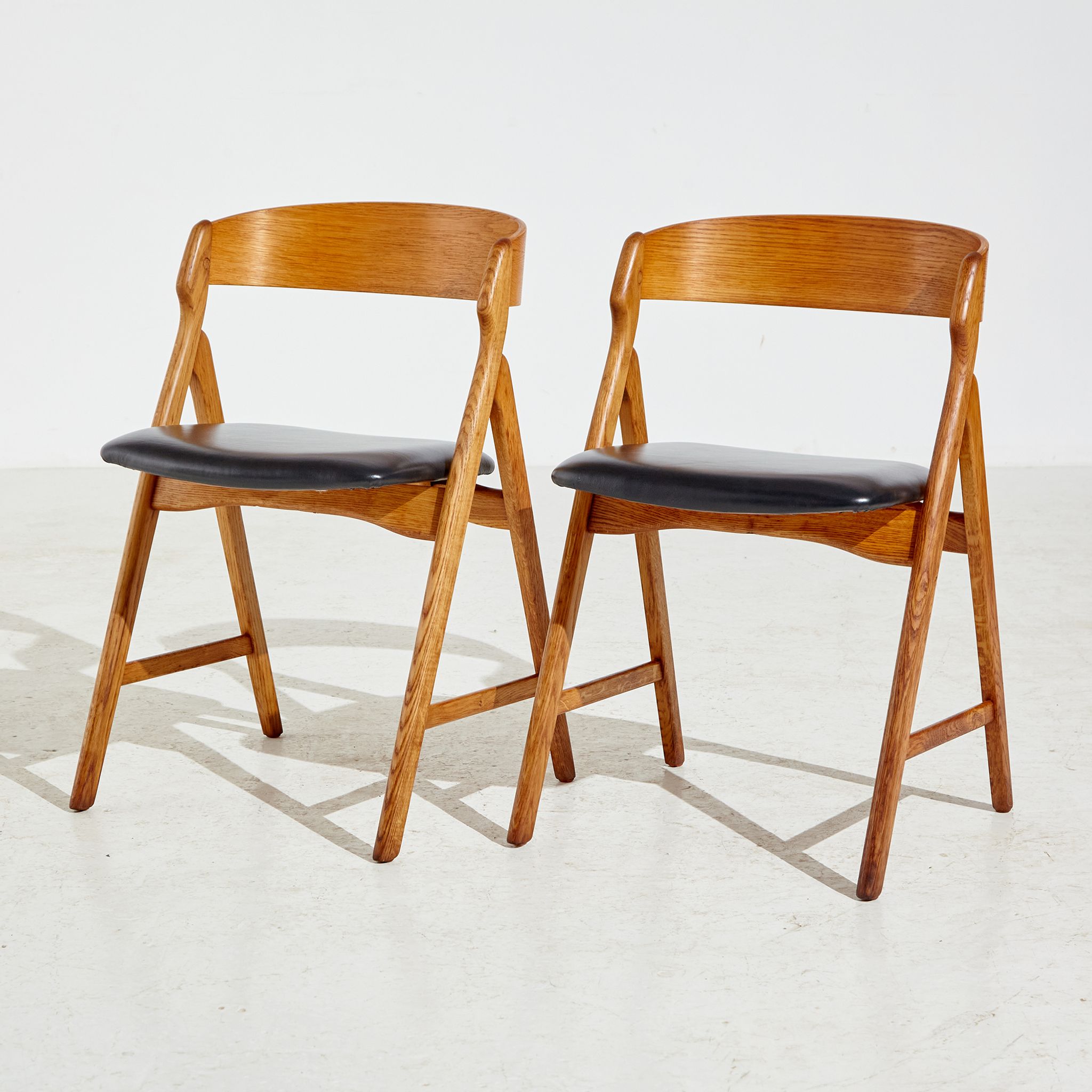 Model 71 oak dining chair by Henning Kjærnulf for Boltings