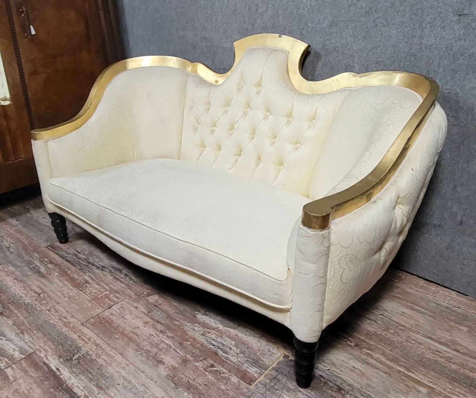 Banquette vintage à dossier capitonné, revêtu d’un tissu ivoire