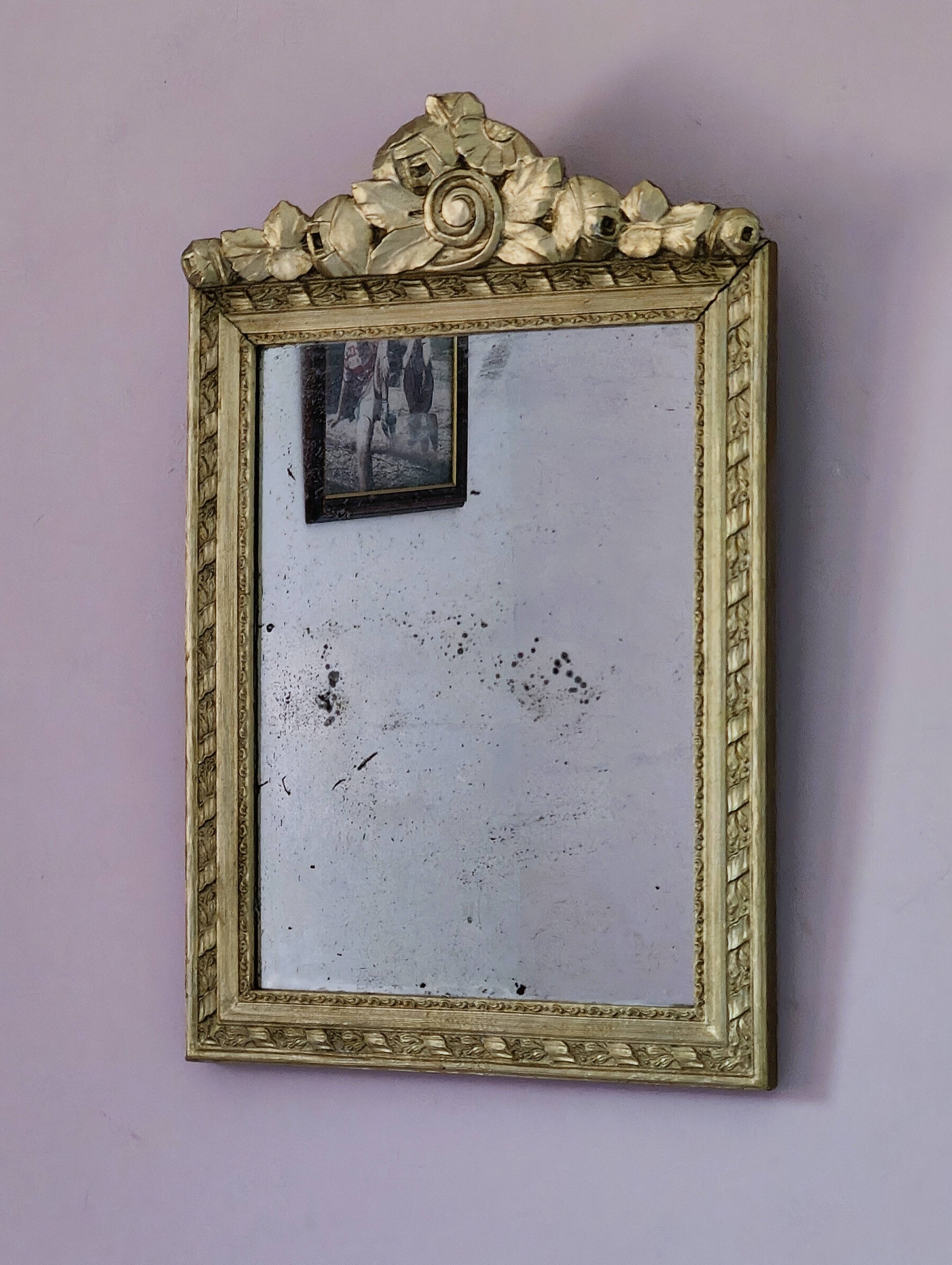 Petit miroir ancien en bois doré avec fronton