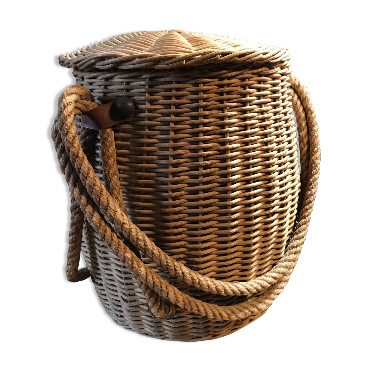 Wicker pan and vintage rope