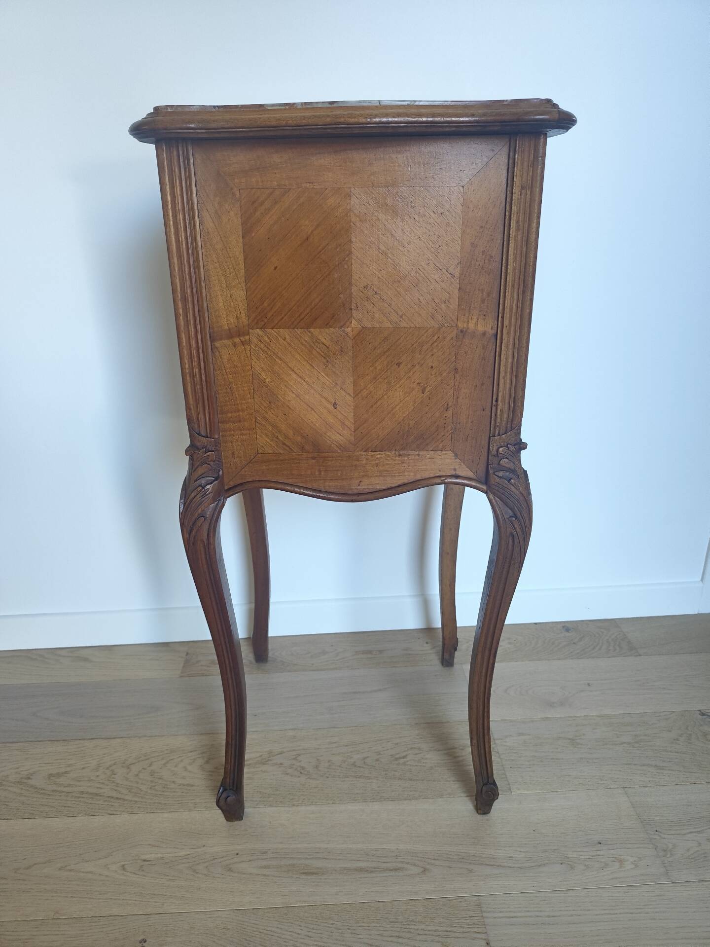 Table de nuit Louis XV avec marbre rouge
