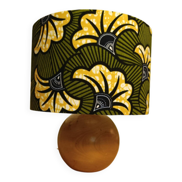 Lampe bois boule massif, abat-jour wax fleurs stylisées kaki/jaune