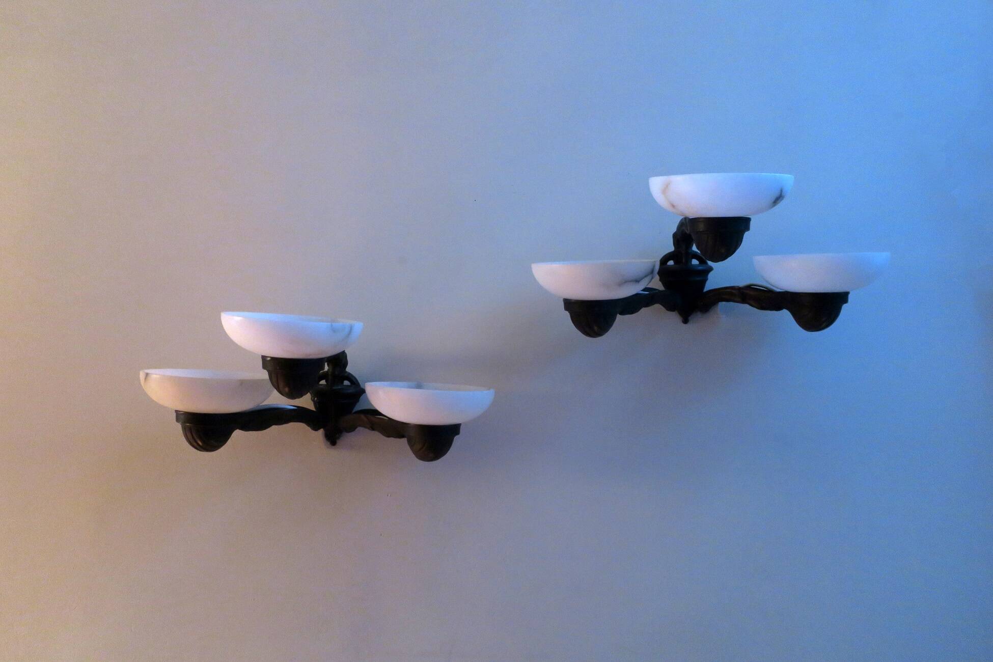 Paire d'appliques murales anciennes en bronze et albâtre à trois bras, 1910