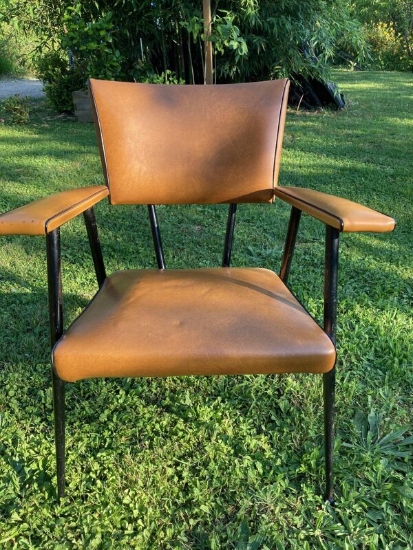 Rare fauteuil en skaï marron clair, de ''Colette Gueden'' , designer des années 50
