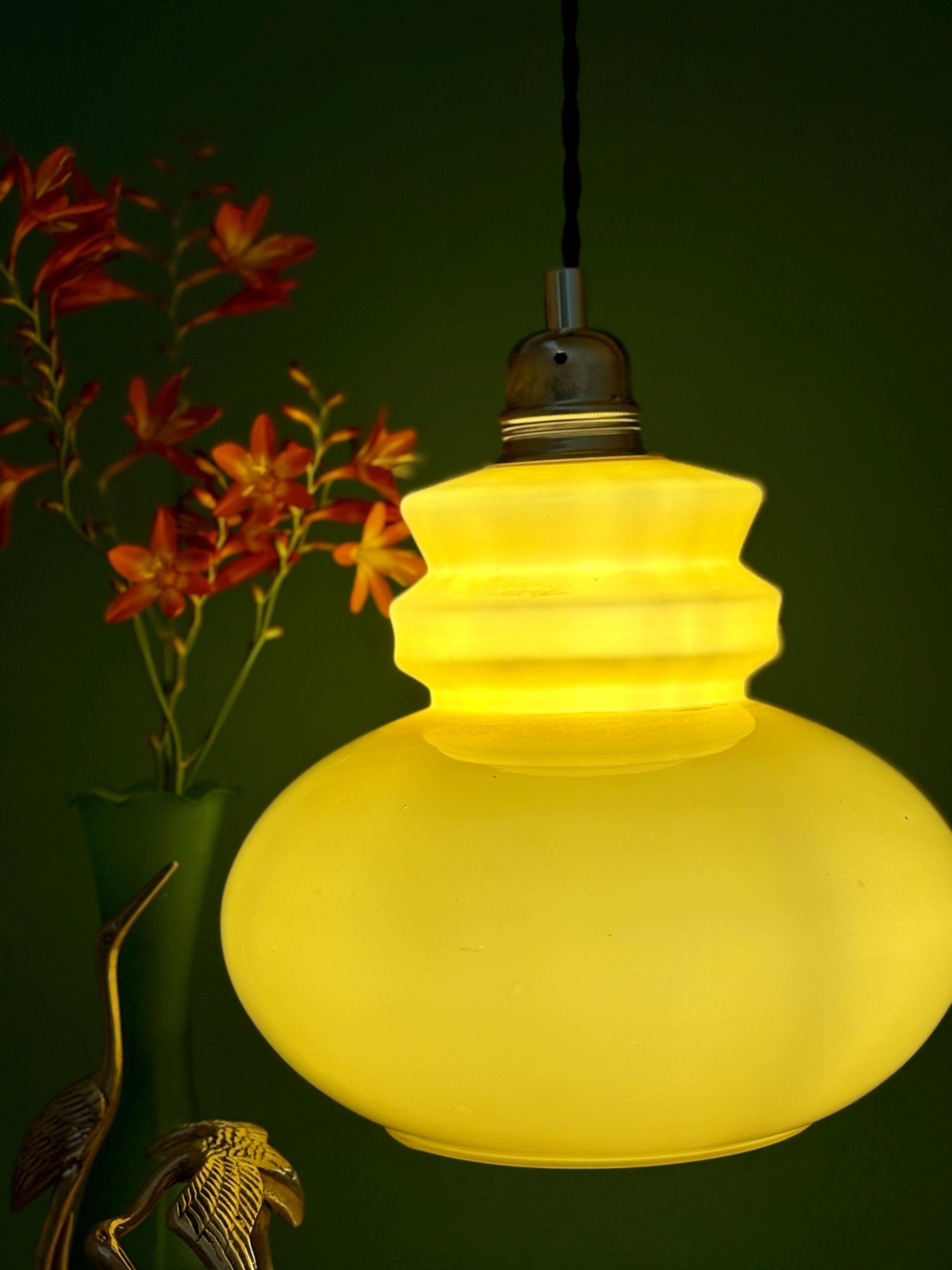 Suspension globe vintage en opaline ocre
