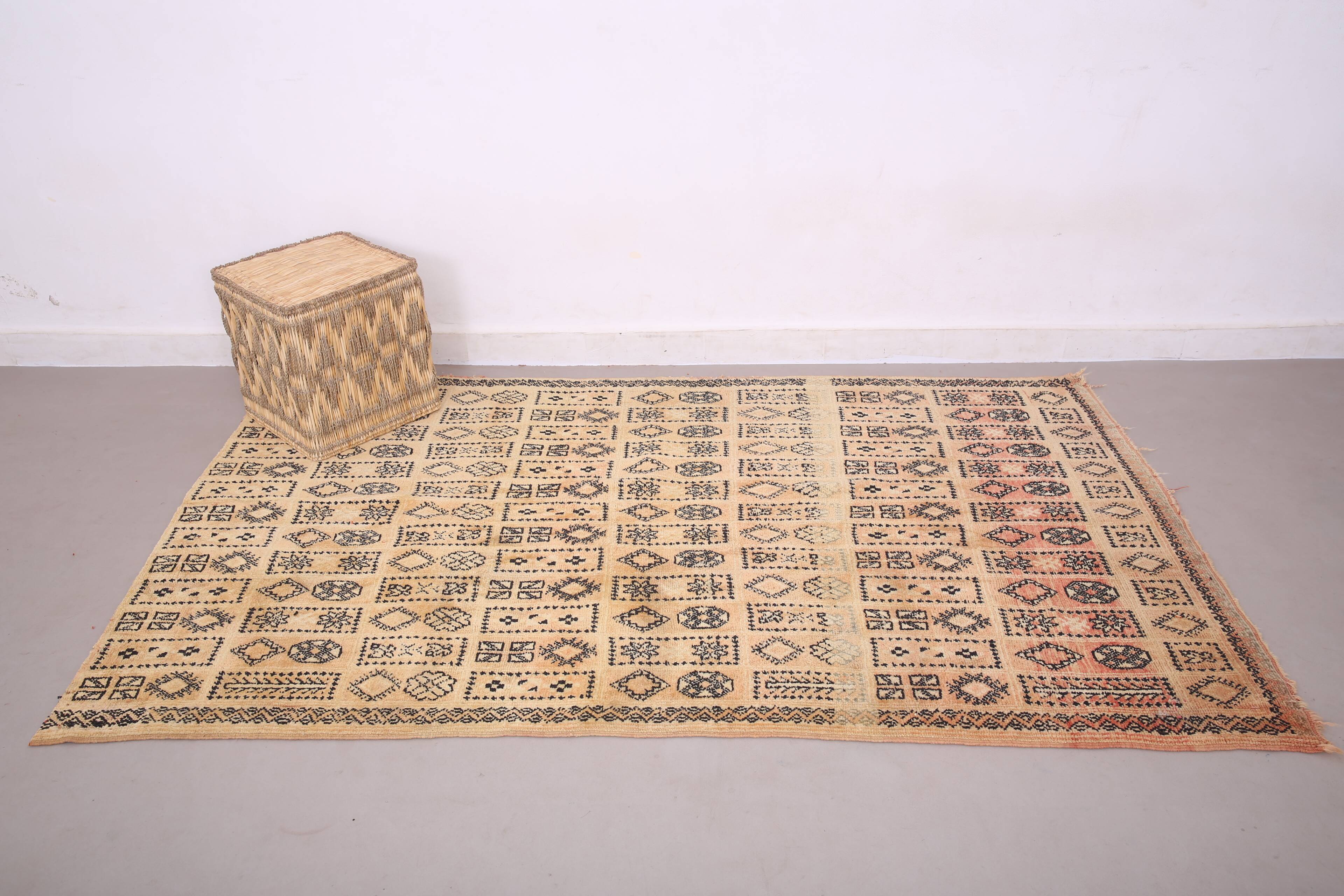 Vintage Moroccan Rug 134 x 221 cm- Berber Wool Rug - Authentic Handmade Rug