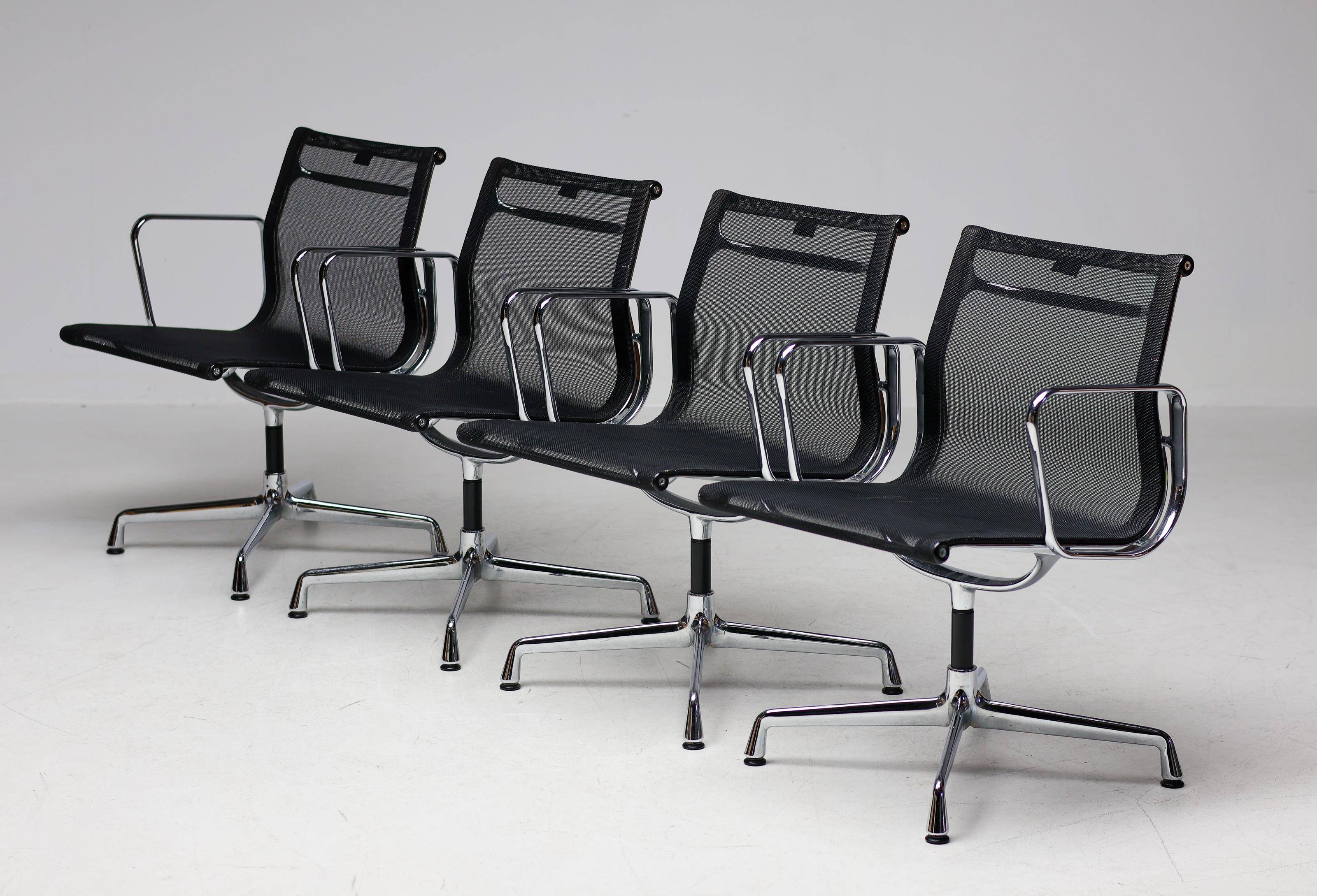 Ensemble de quatre chaises pivotantes EA108 Eames "Aluminium Group" par Vitra en noir