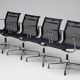 Ensemble de quatre chaises pivotantes EA108 Eames "Aluminium Group" par Vitra en noir