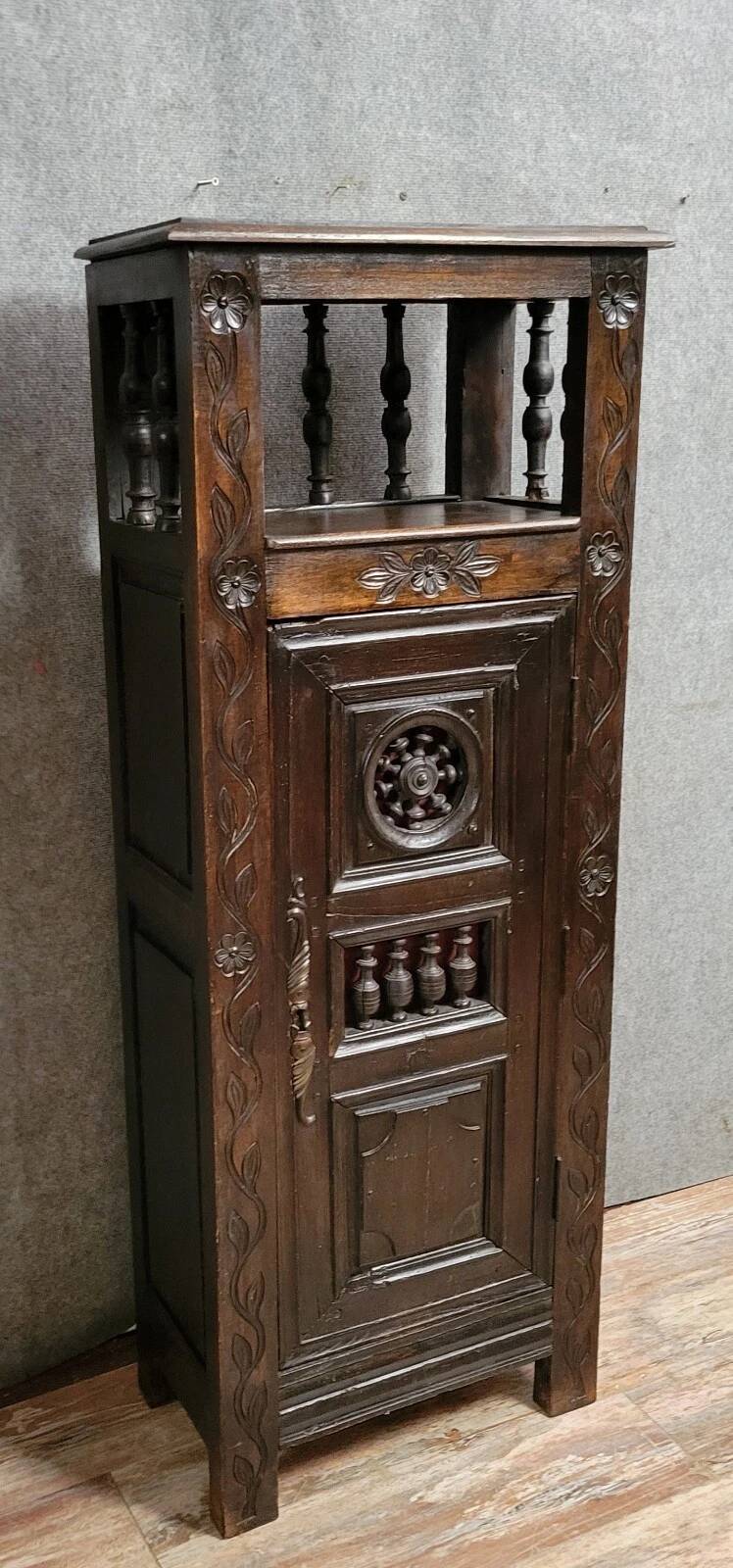 Breton bonnet maker in solid carved oak, 19th century, circa 1850