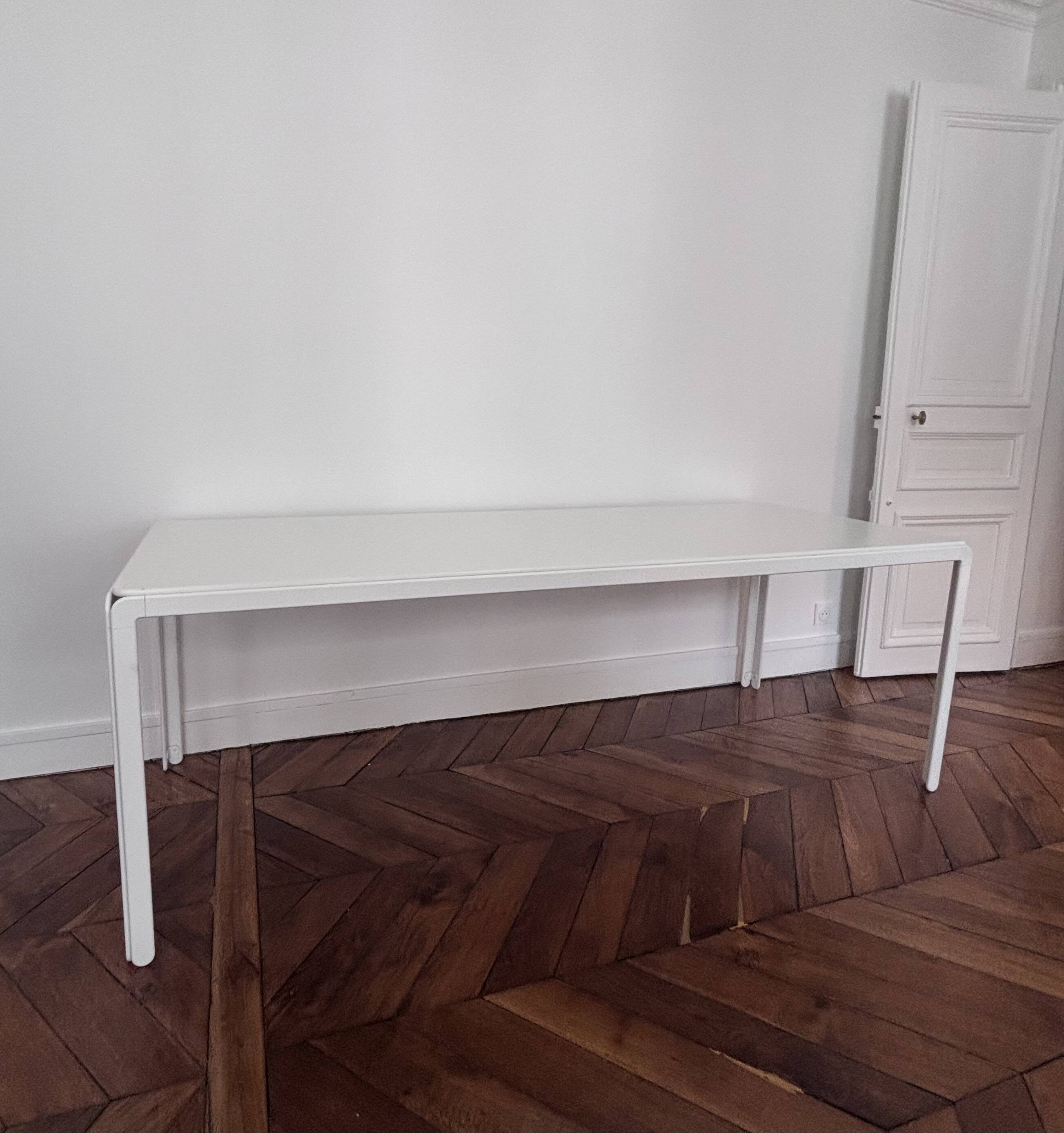 Table Djob d'Arne Jacobsen