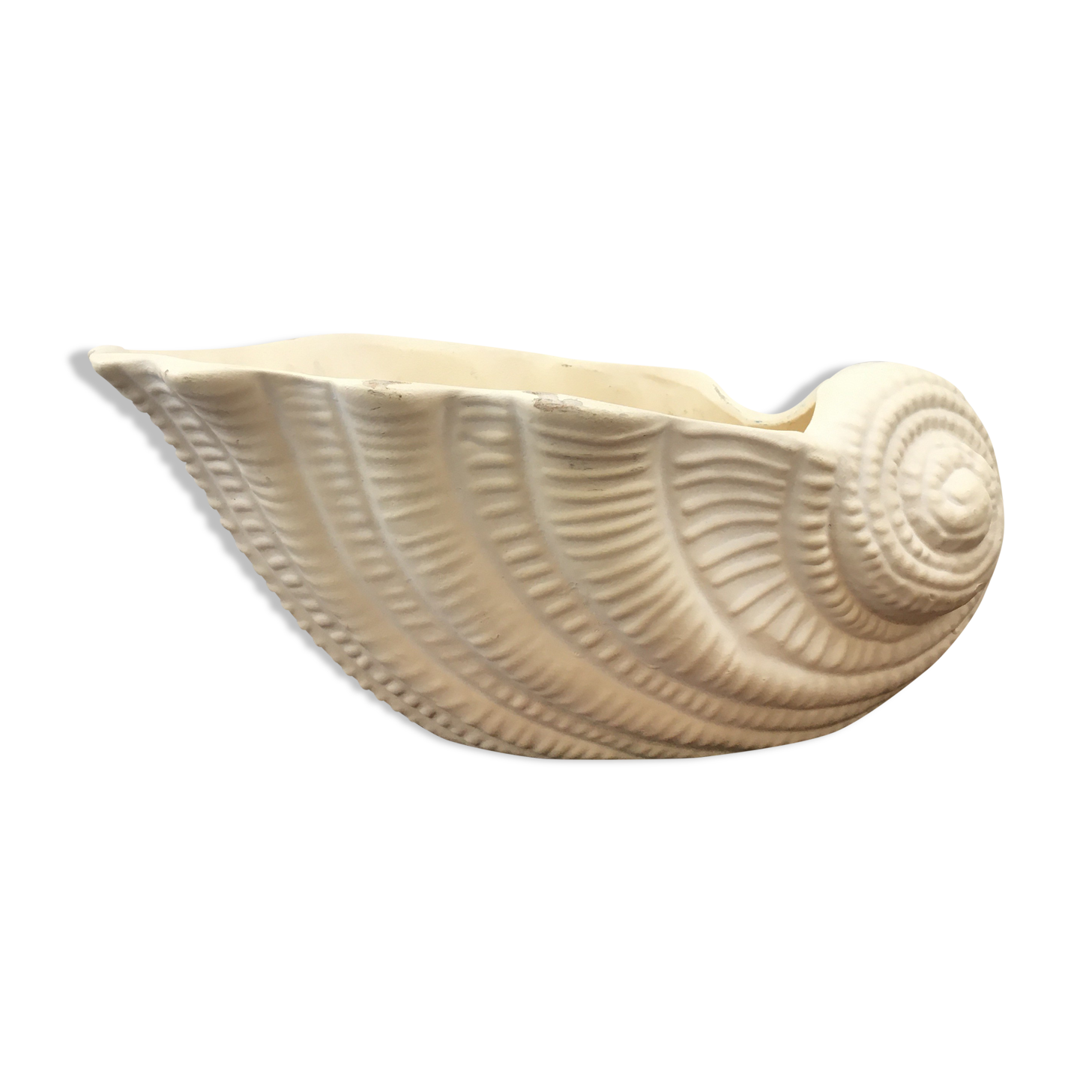 Shell-shaped pot cover in matt white ceramic