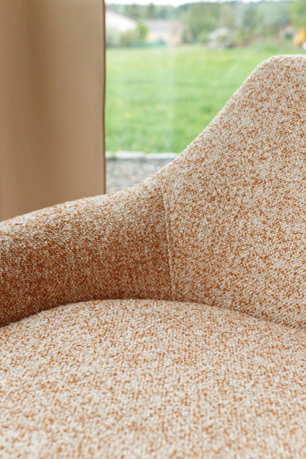 2 fauteuils en tissu bouclé blanc et orange, 1960