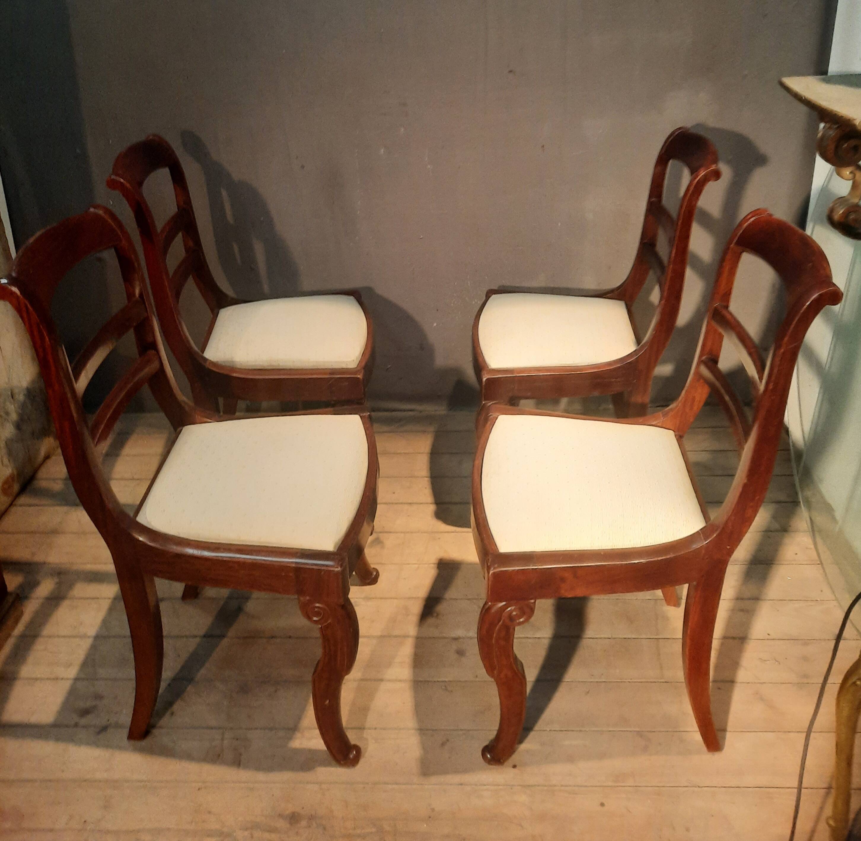 Série de 4 chaises à barettes en acajou