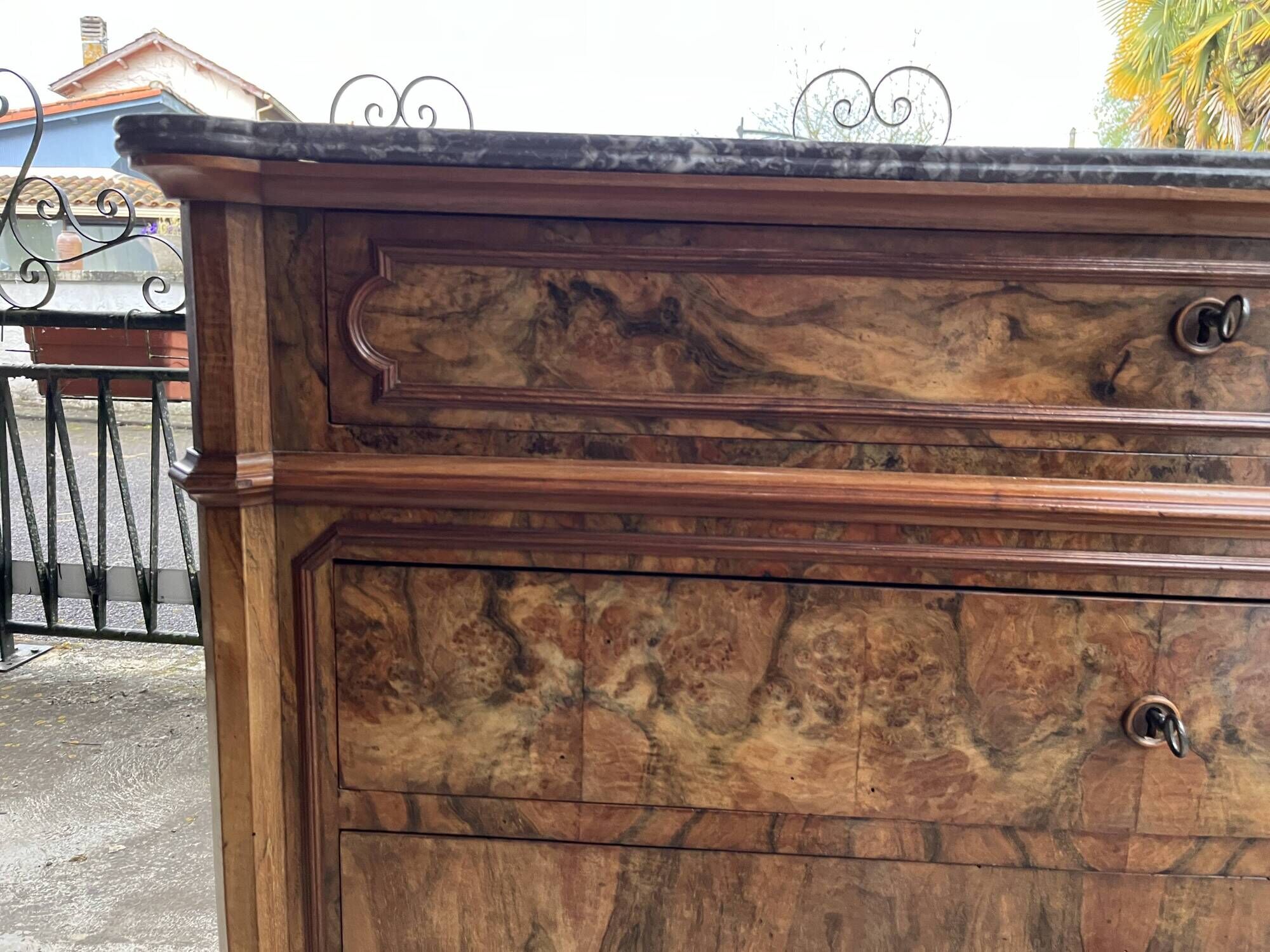 Antique Louis-Philippe elm burl chest of drawers, four drawers