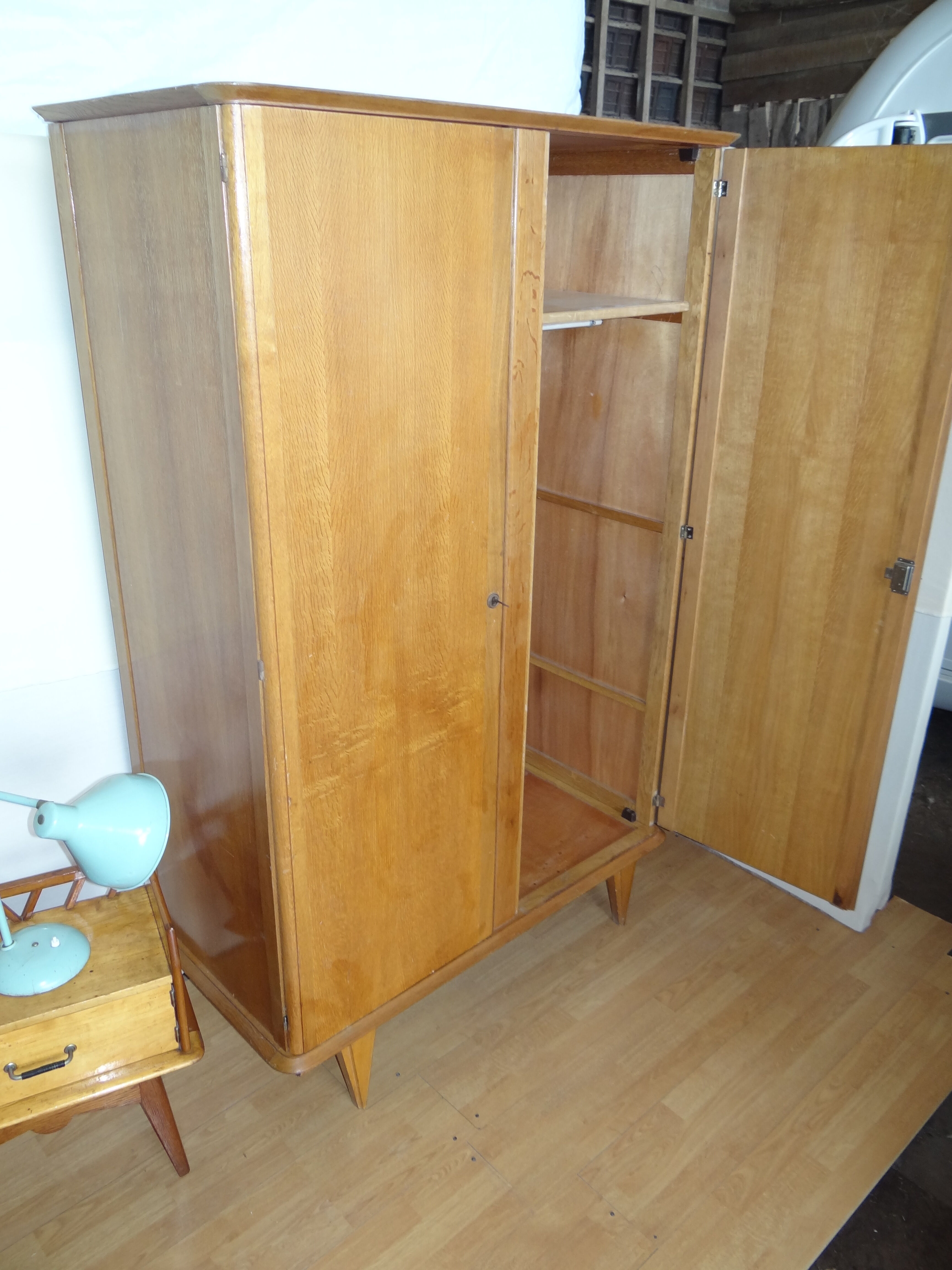 Armoire parisienne en chêne clair 1950 pied compas