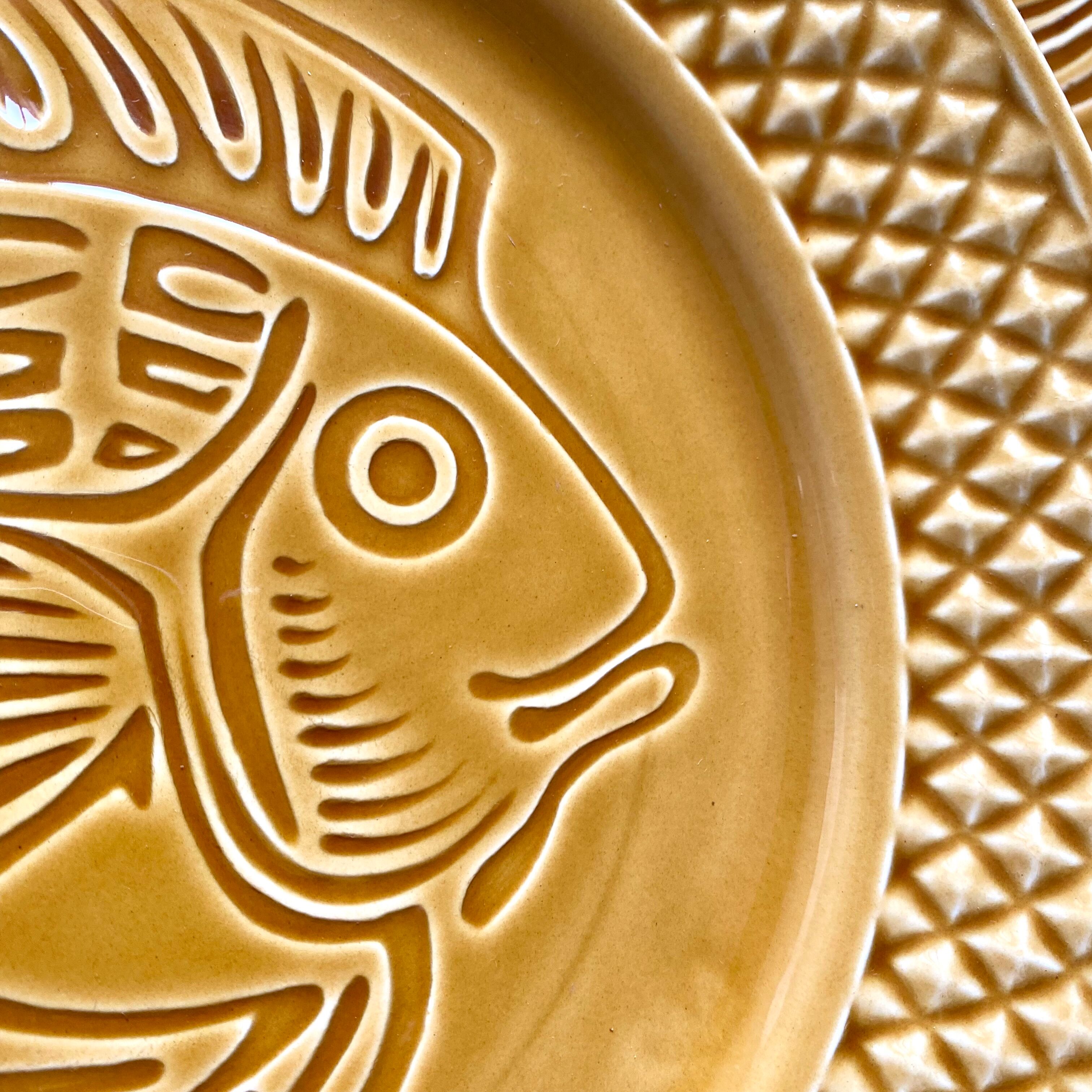 Flat plates in ceramic fish