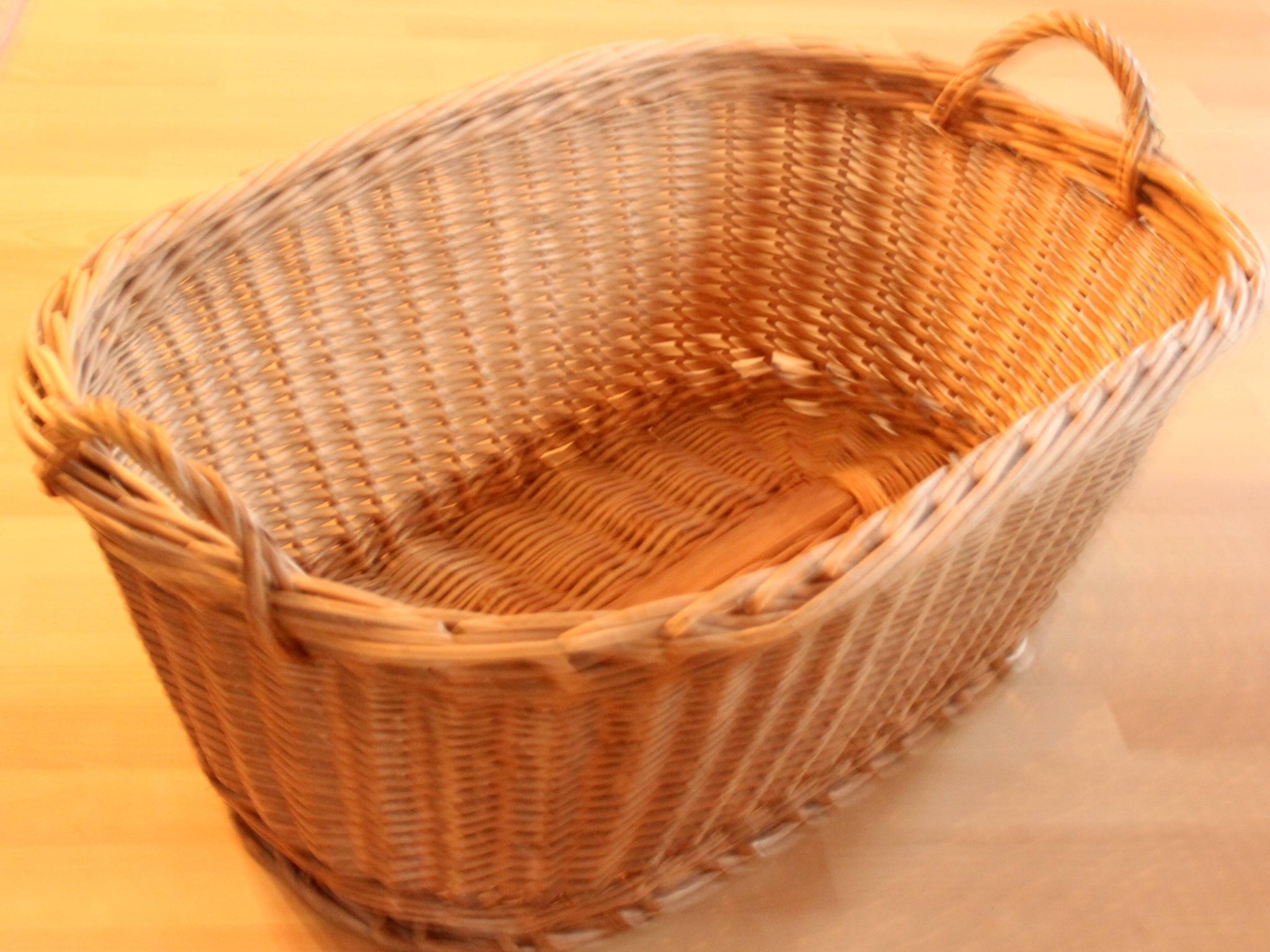 Panier de blanchisserie en osier avec deux poignées