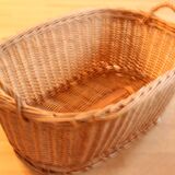 Panier de blanchisserie en osier avec deux poignées