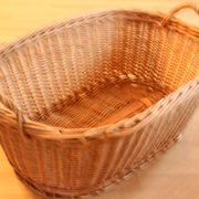 Panier de blanchisserie en osier avec deux poignées