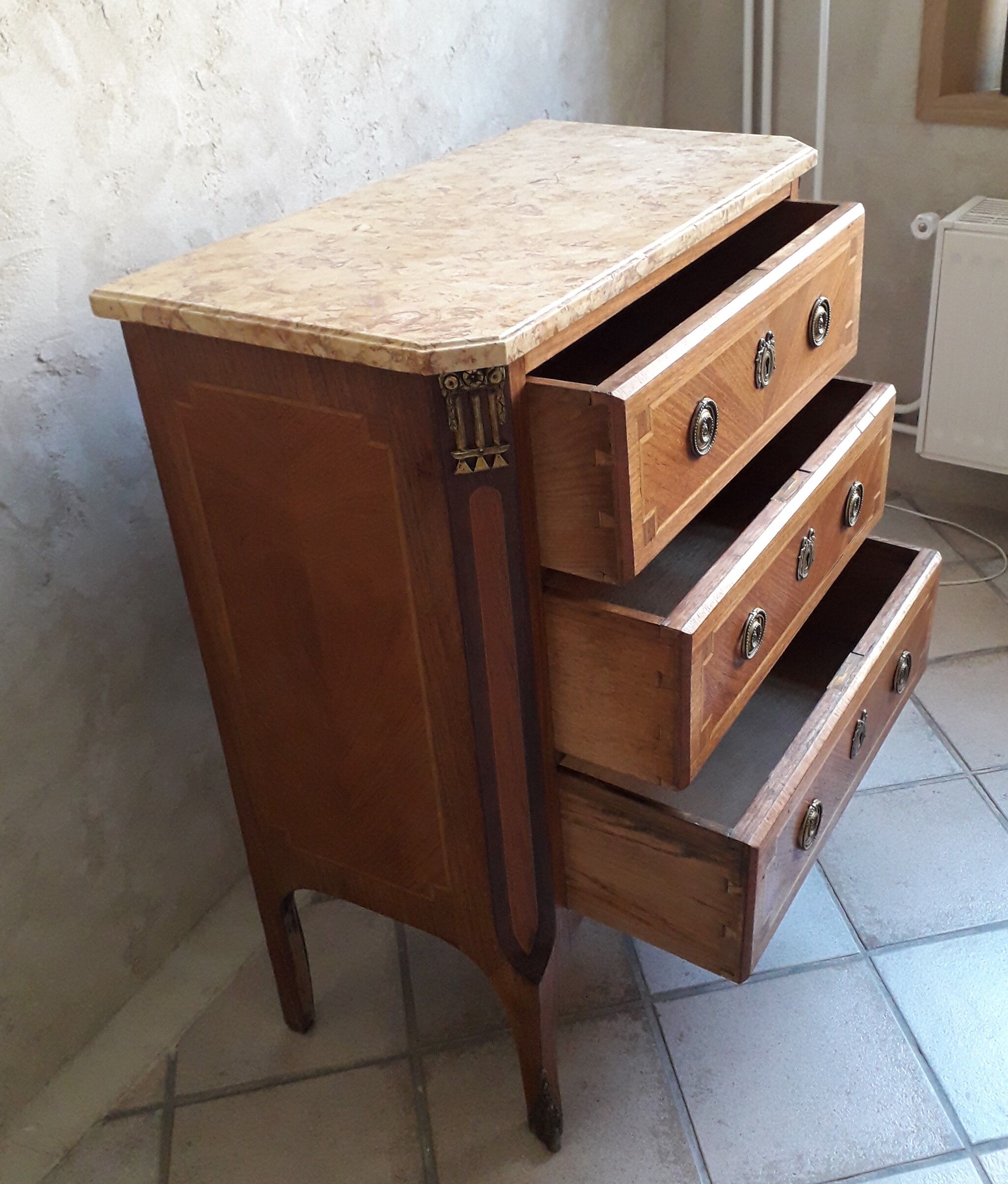 Commode style Louis XVI garnitures en bronze