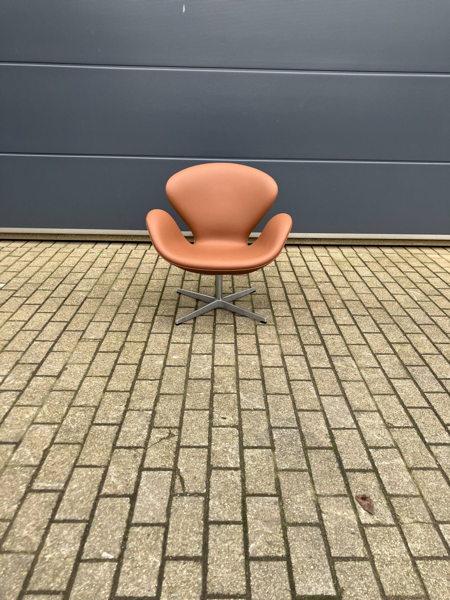 Fritz Hansen Swan chair by Arne Jacobsen in Cognac leather, NEW condition!!