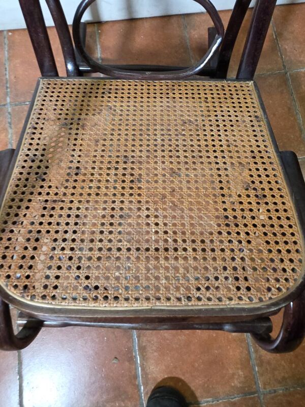 Rocking chair en bois courbé et cannage