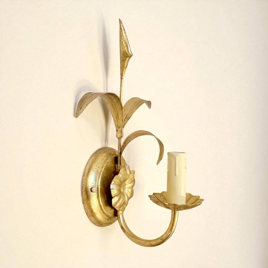 Gold leaf metal flower wall sconce, 1970s-1980s, Hollywood Regency Masca