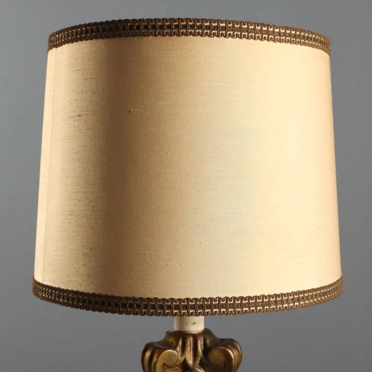 Lampe en bois sculpté et doré avec abat-jour en tissu, Italie, XIXe siècle