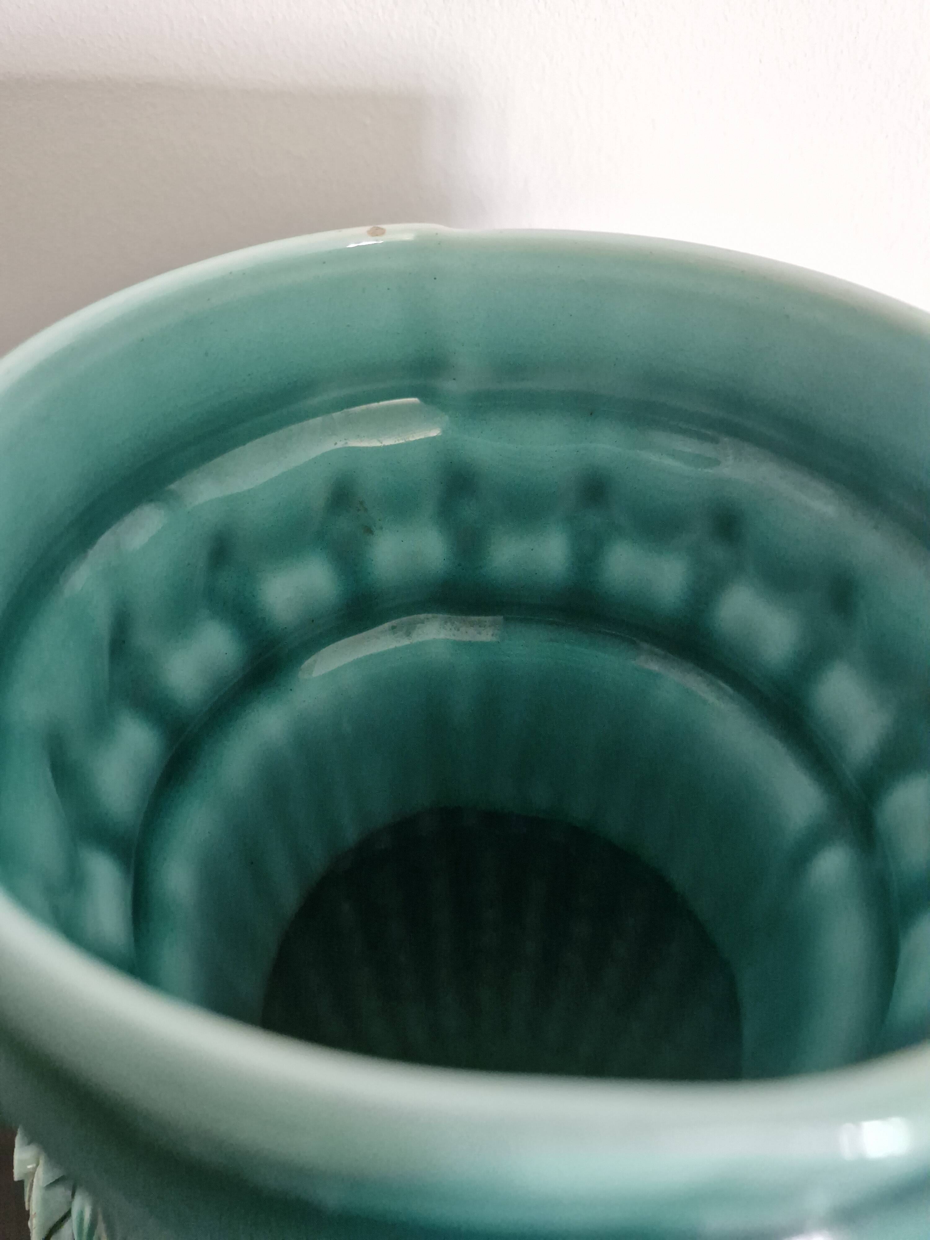 Vase ancien en barbotine bleu turquoise