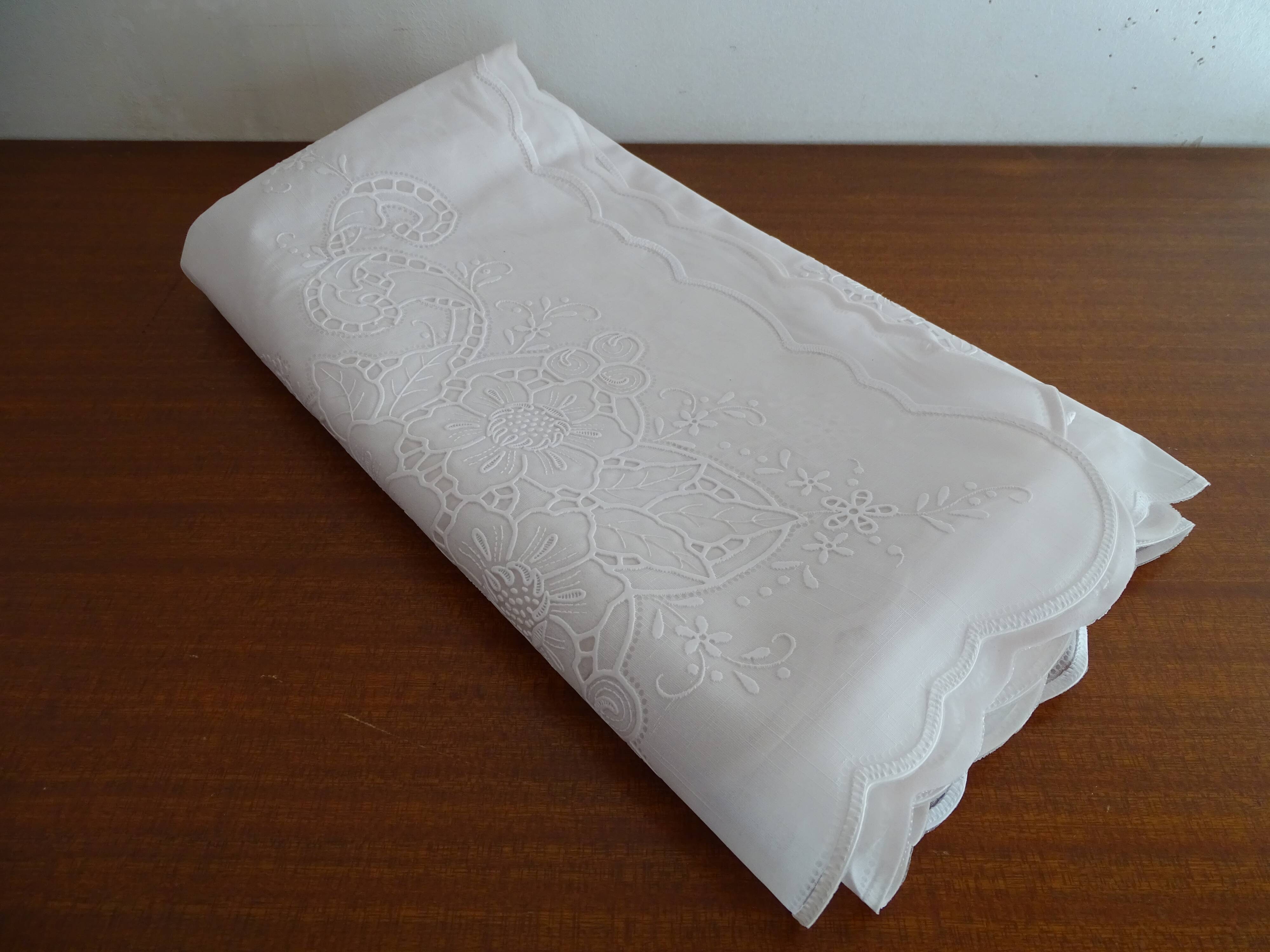 Oilcloth 260 x 150 white flower patterns