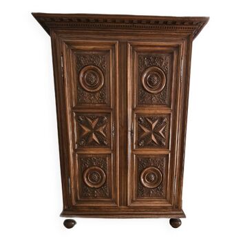 Armoire sculptée angelots