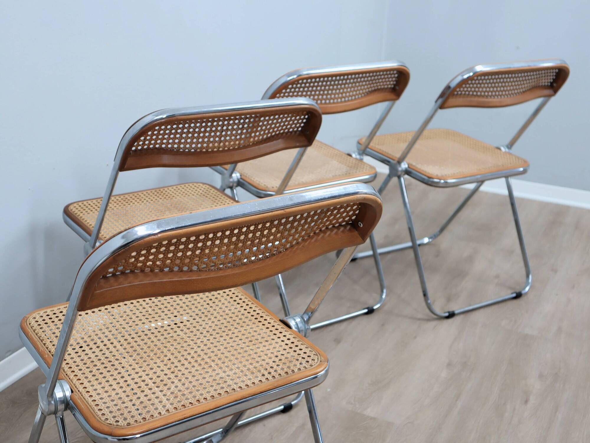 Set de 4 chaises Plia en bois et paille de Vienne par Castelli des années 1970.