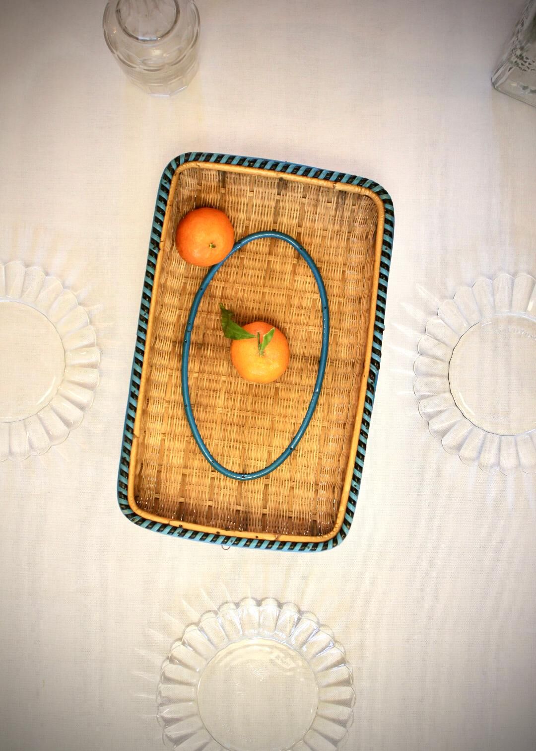 Presentation basket in woven and hand-painted wicker