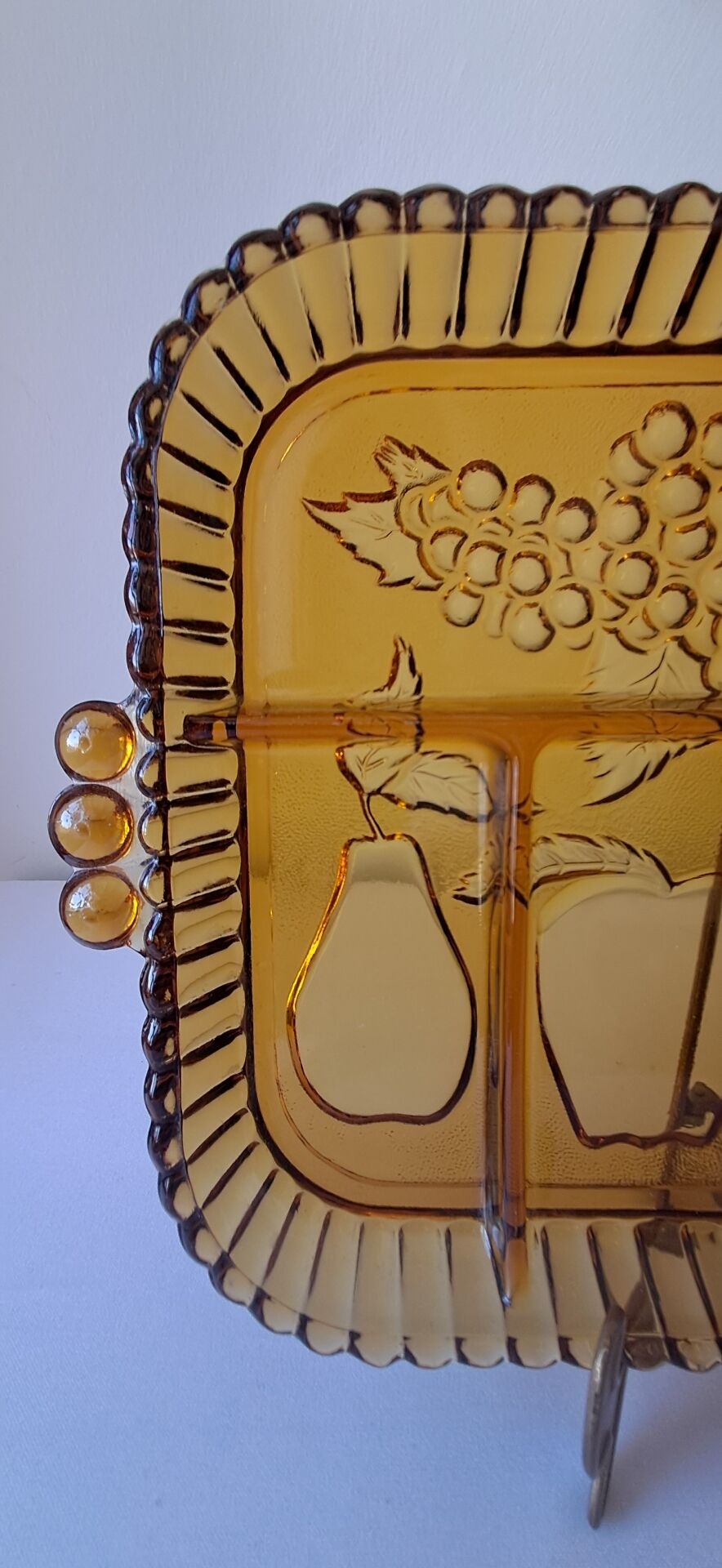 Plateau à compartiments. Verre ambré.  Années 70