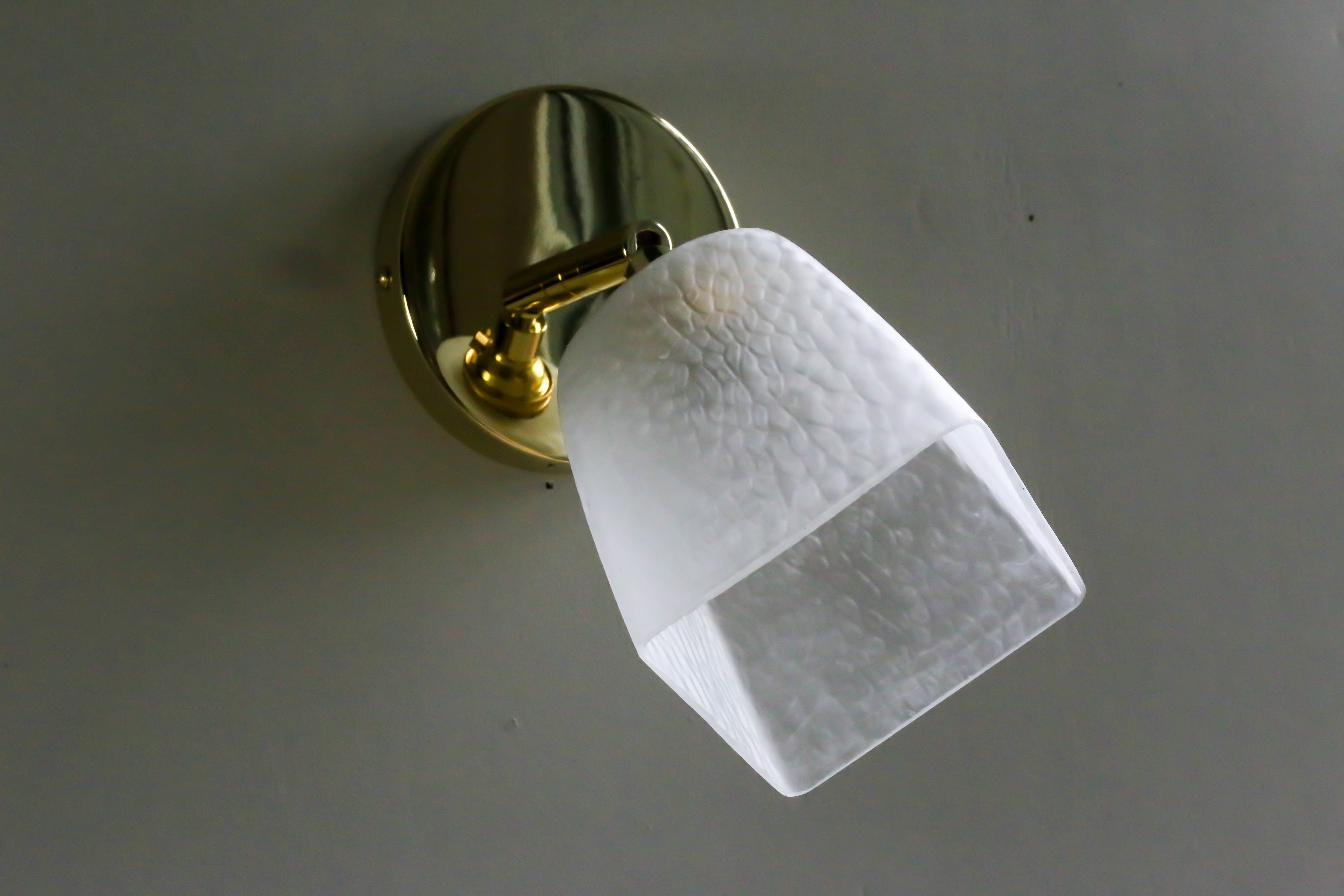 Applique murale en verre ancien translucide montée sur un support en métal laiton