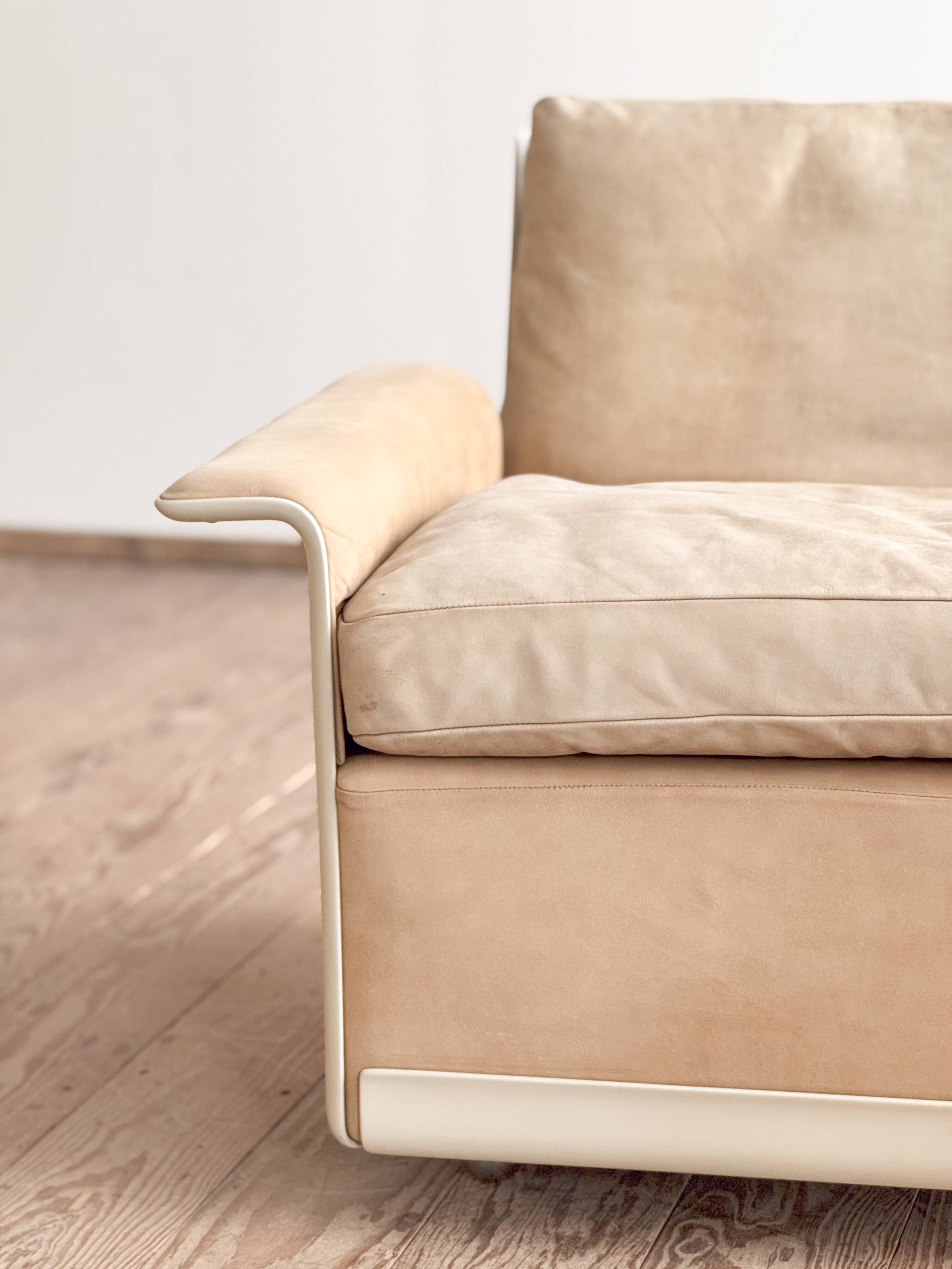 Fauteuil design 620 en cuir suédé beige par Dieter Rams, Vitsœ, Mid-Century