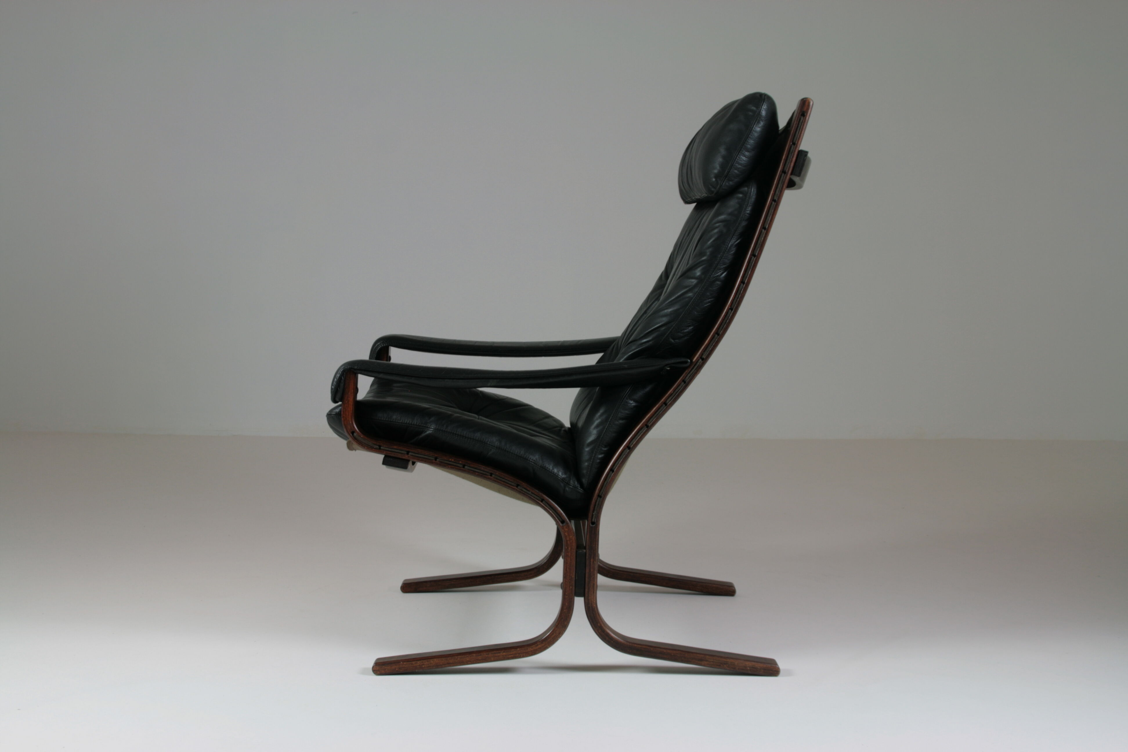 Vintage leather Siesta armchair with armrests by Ingmar Relling, Norway 1970