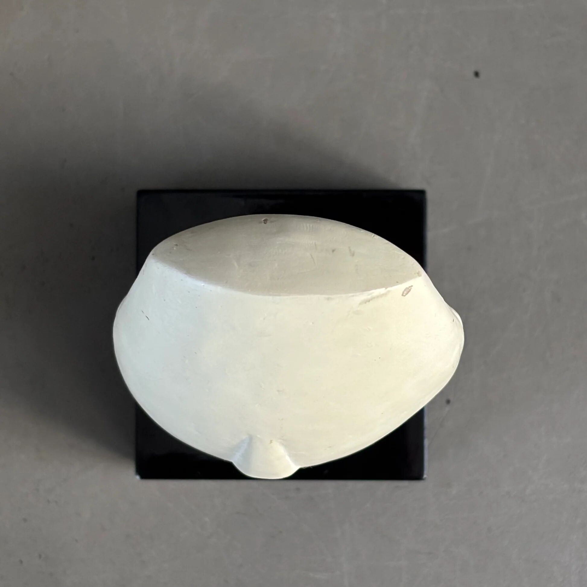 Tête en plâtre - Sculpture sur socle