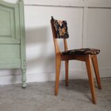 2 black scandinavian chairs and flowers