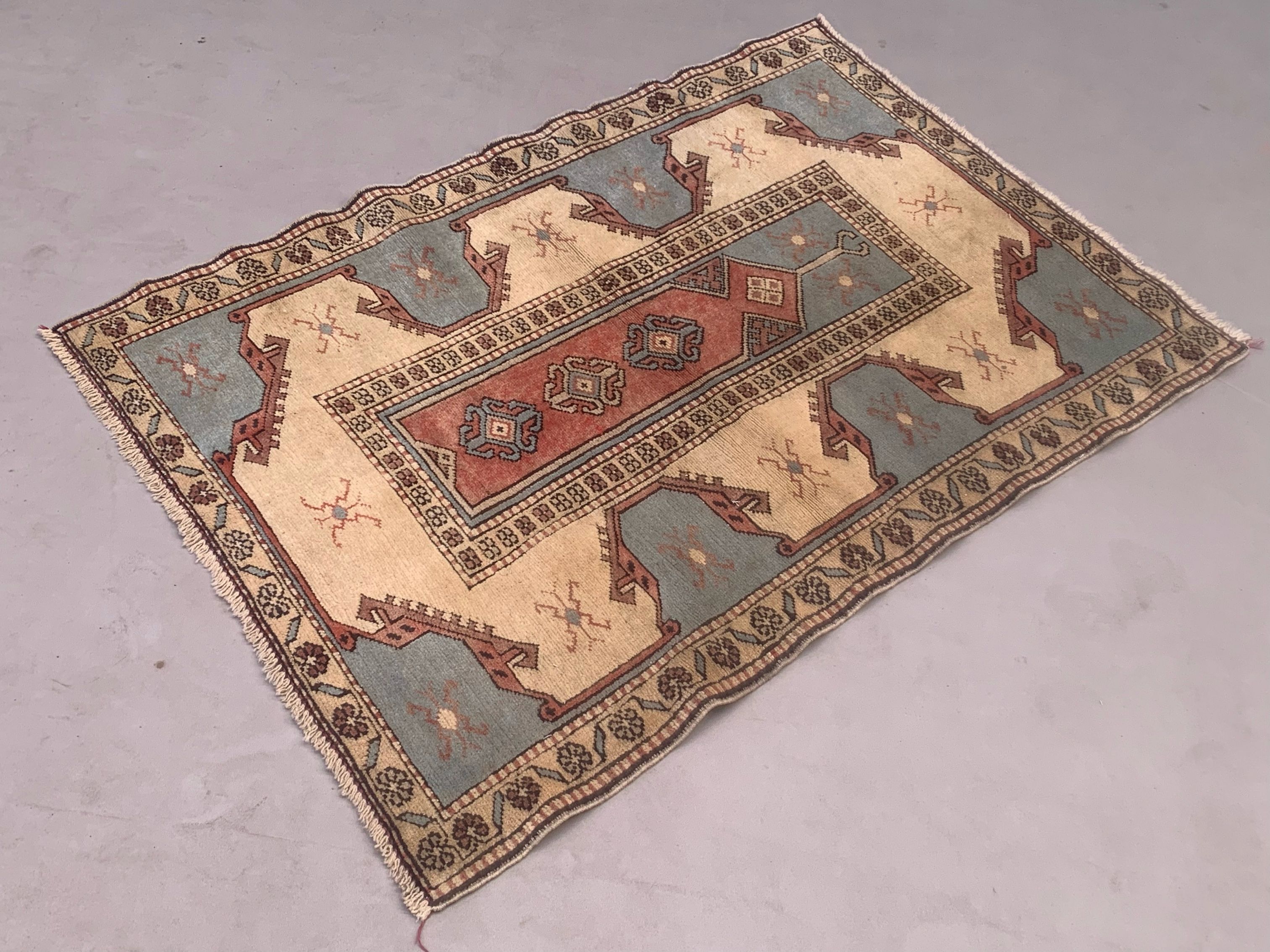 Old turkish rug 132x94 cm old vintage carpet ushak pink beige blue