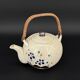 Théière japonaise vintage en grès moucheté à anse bambou