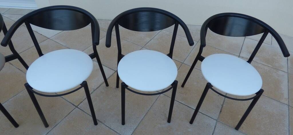6 gondola-style chairs with a metal structure for indoor and outdoor use.