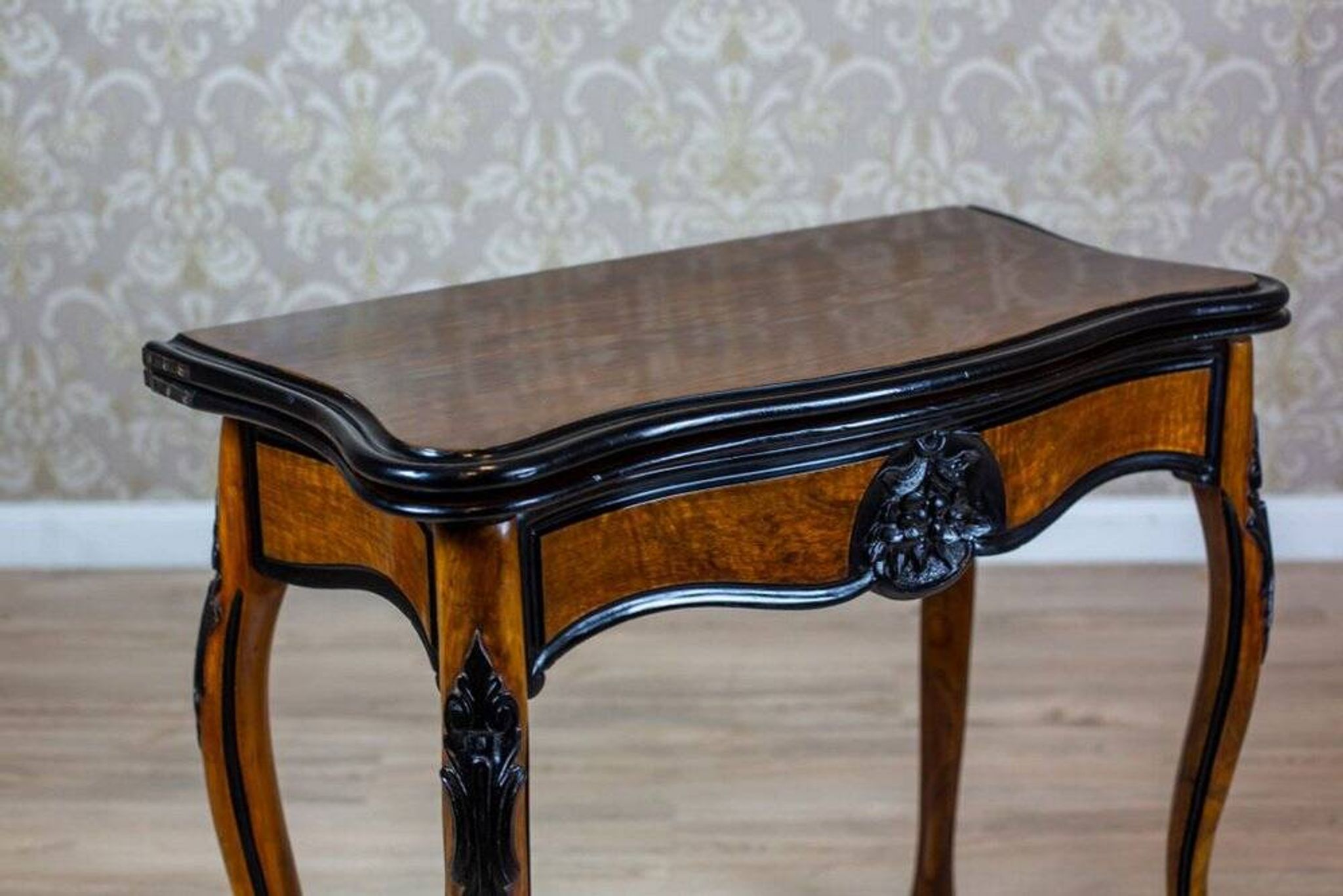 Table de jeu en noyer Louis Philippe antique, années 1890.
