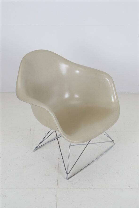 Rare Herman Miller / Charles & Ray Eames “LAR” fiberglass armchair on “Cat’s Cradle Base” / 1950s-1960s