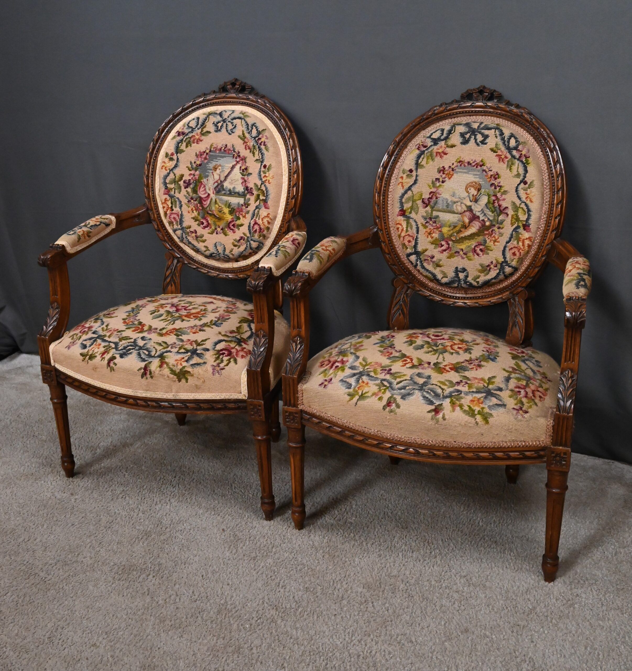Paire de fauteuils en hêtre, style Louis XVI – début XXe