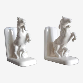 Serre-livre en faïence blanc -chevaux cabrés - H : 15 cm.