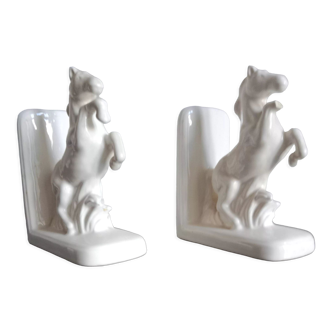 Serre-livre en faïence blanc -chevaux cabrés - H : 15 cm.