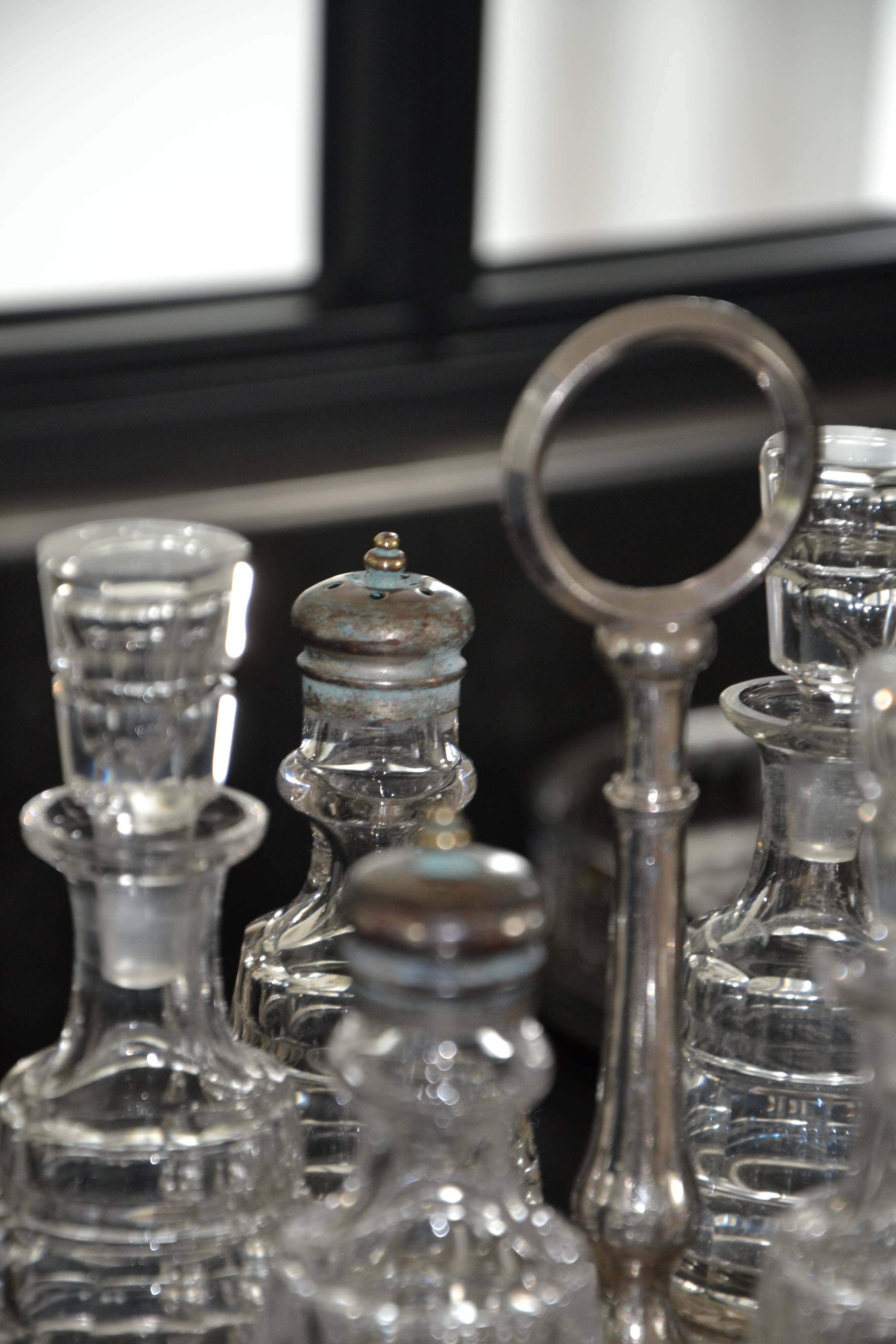 Silver-plated oil and pepper server in Art Deco style.