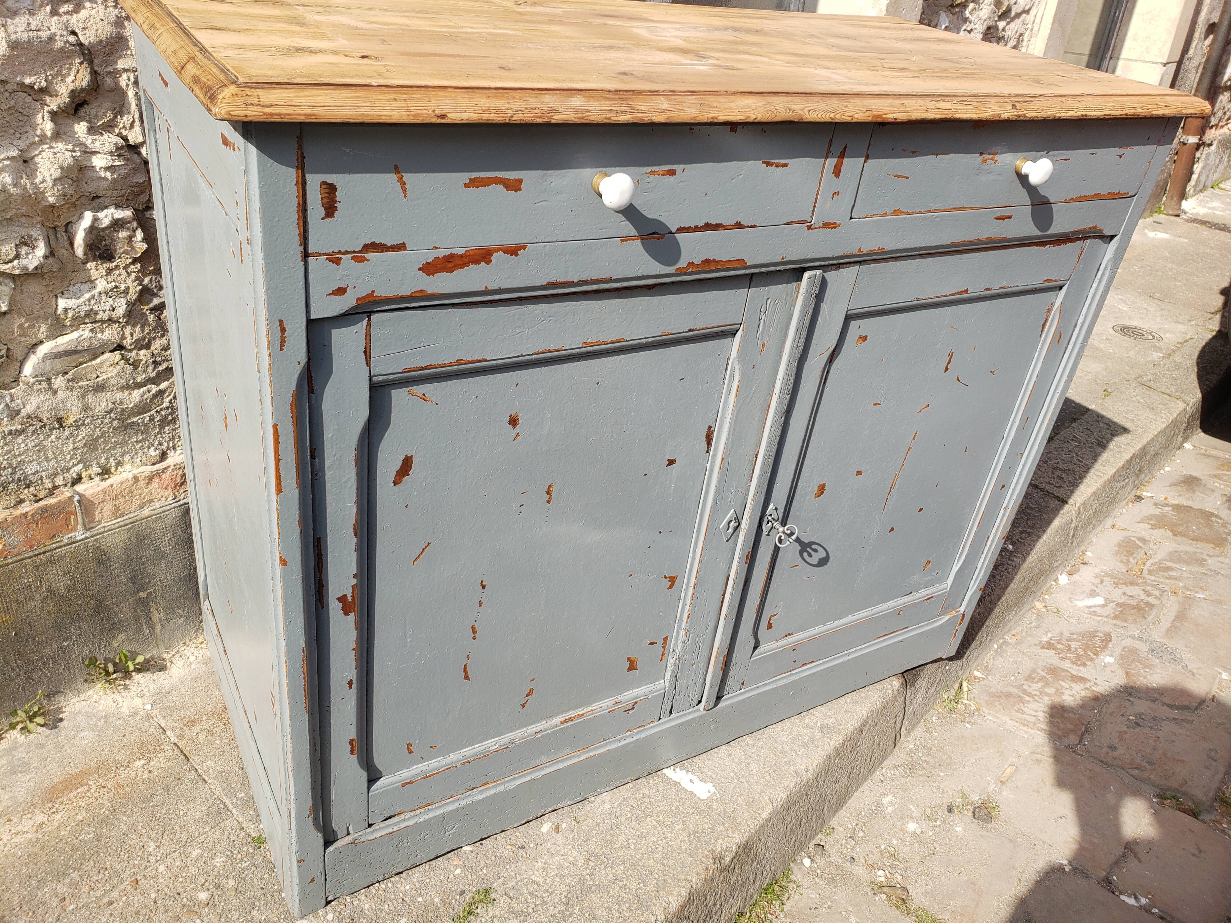 Slate and raw Parisian buffet