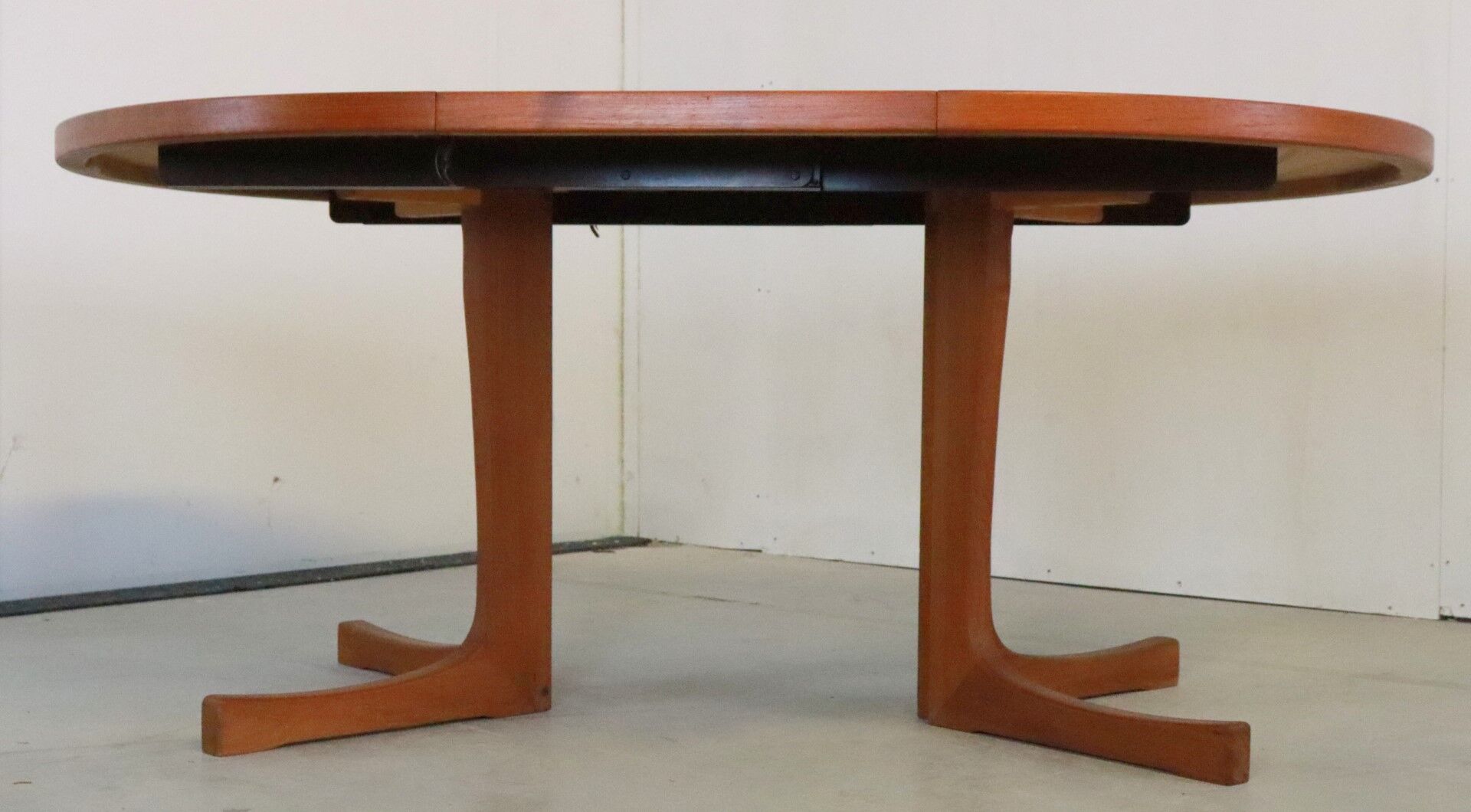 Danish design round dining table 2x extendable 'mejls'